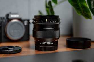 Voigtlander objektyvas Nokton 75 mm f/1,5, skirtas Sony E