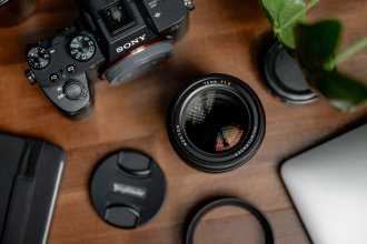 Voigtlander objektyvas Nokton 75 mm f/1,5, skirtas Sony E