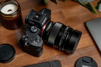 Voigtlander objektyvas Nokton 75 mm f/1,5, skirtas Sony E