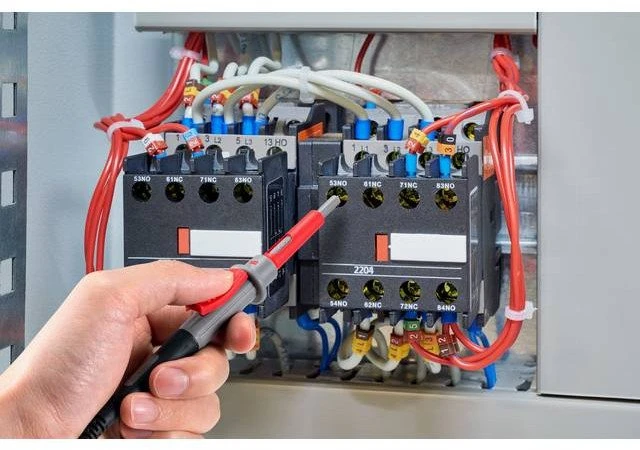 Voltcraft multimetro zondas atliekant elektros matavimus