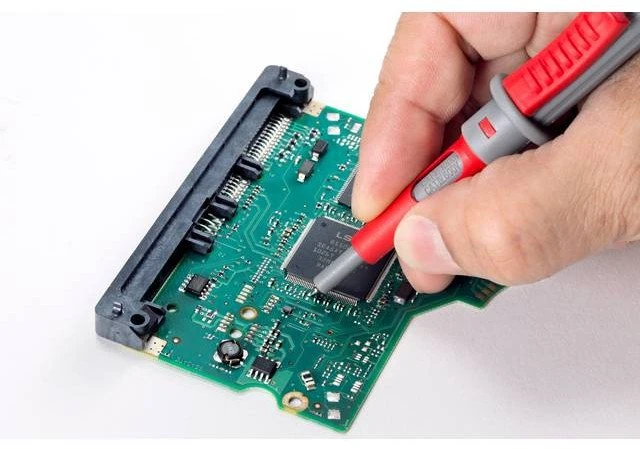 VOLTCRAFT matavimo zondas atliekant elektronikos patikrą