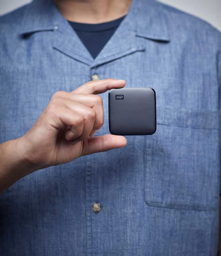 Kietasis diskas „Sandisk Western Digital Elements SE SSD 1TB“ – nešiojamas SSD diskas, kurio skaitymo greitis siekia 400 MB/s, atsparumas kritimui iš 2 metrų aukščio