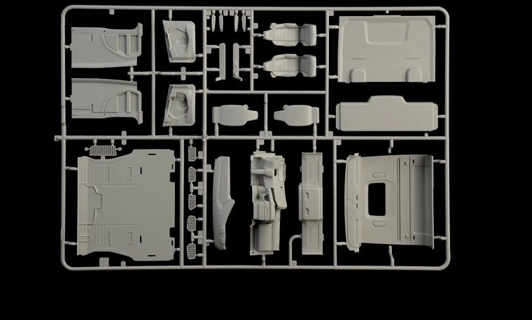 Italeri Scania S770 4x2 pilka kabina 1/24 plastikinis surenkamas rinkinys