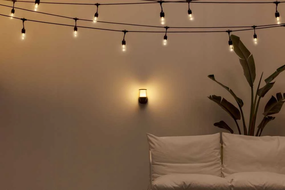 Sieninis lauko šviestuvas WiZ Smart WiFi 8,5 W | 2700–5000 K (RGB)