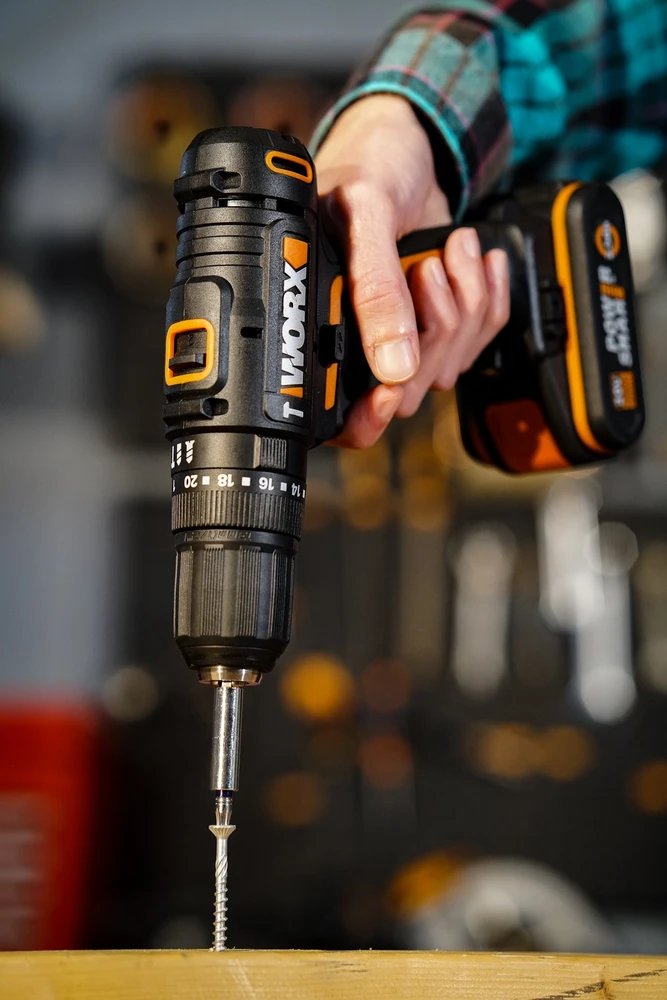 Worx WX100 akumuliatorinis suktuvas naudojimo metu