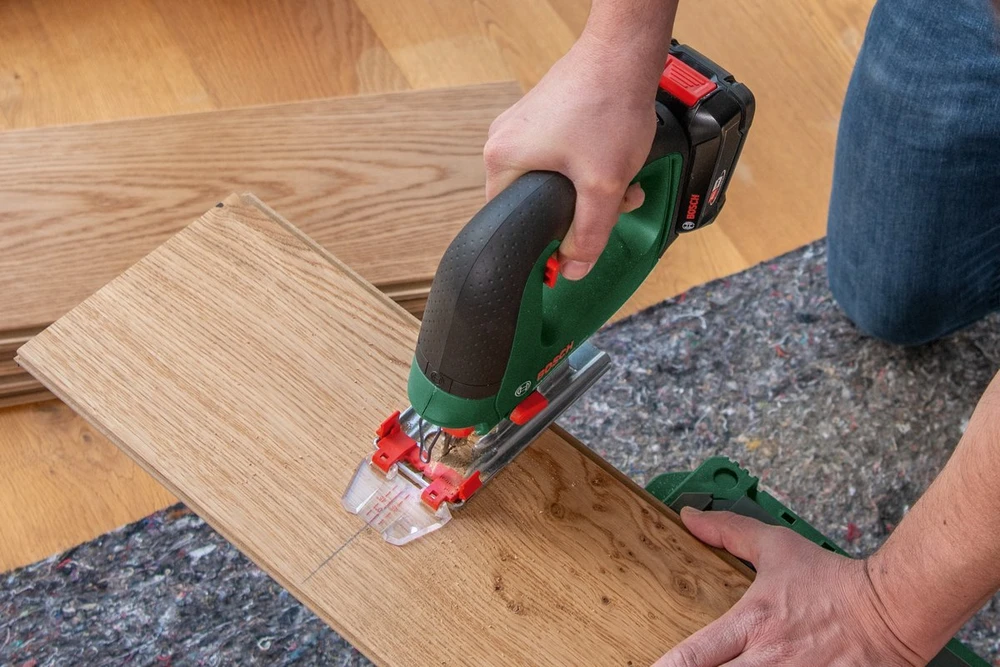 Bosch UniversalSaw 18 be akumuliatoriaus ir kroviklio Akum.siaurapjūklis