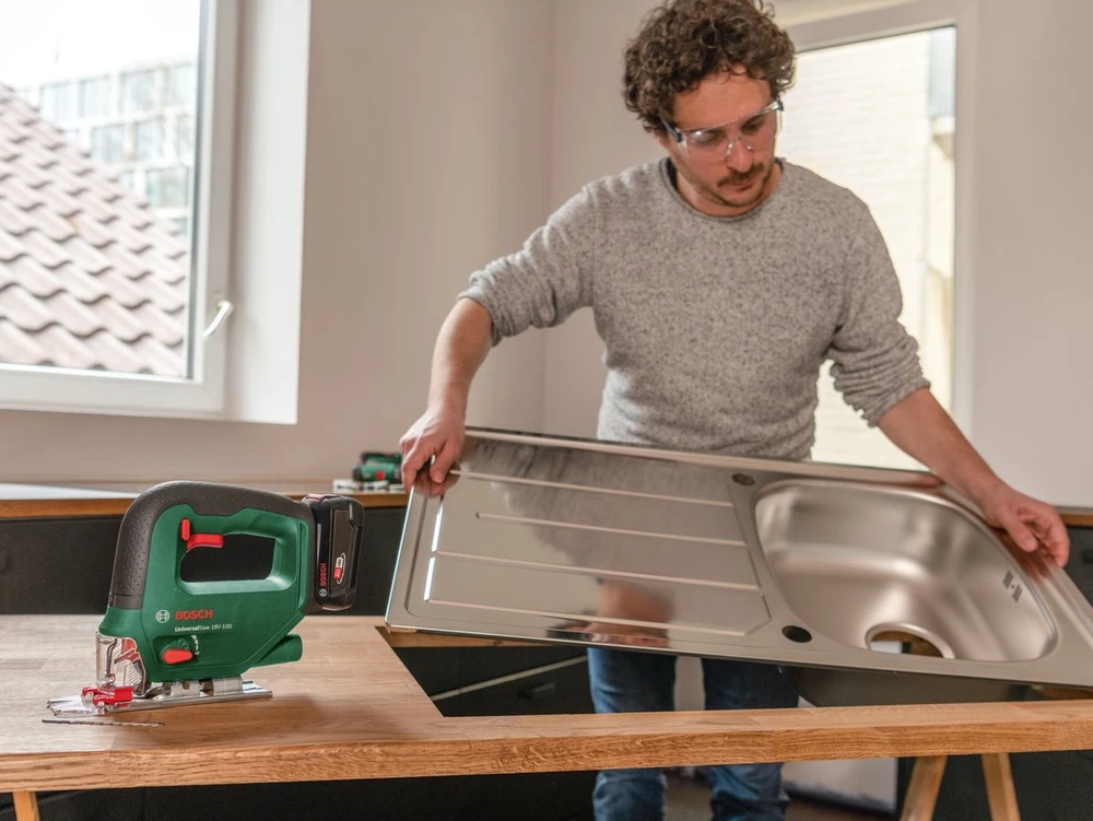 Bosch UniversalSaw 18 be akumuliatoriaus ir kroviklio Akum.siaurapjūklis