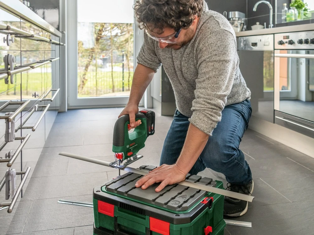 Bosch UniversalSaw 18 be akumuliatoriaus ir kroviklio Akum.siaurapjūklis