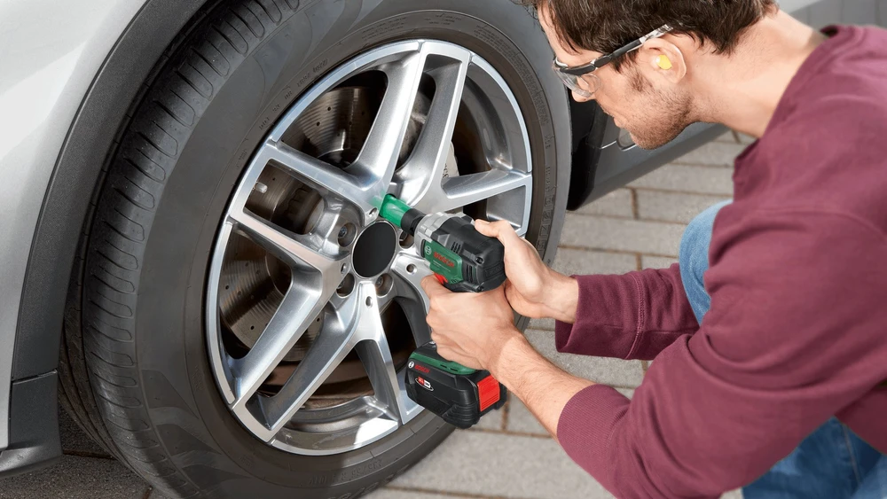 Bosch smūginis veržliasukis UniversalImpactDrive 18V-350 be akumuliatoriaus ir kroviklio + 3 sukimo galvutės