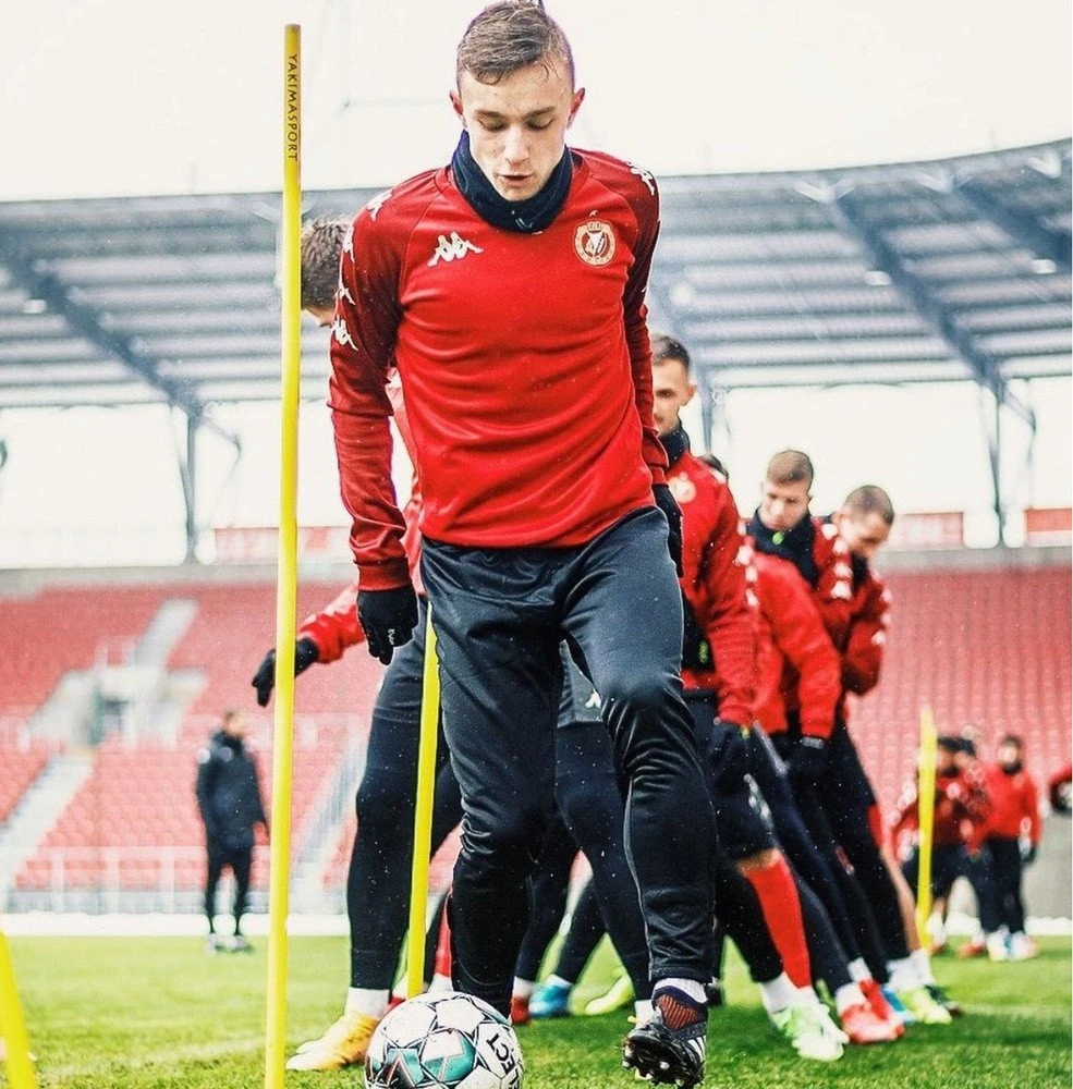Geltona treniruočių lazda futbolo pratimų metu