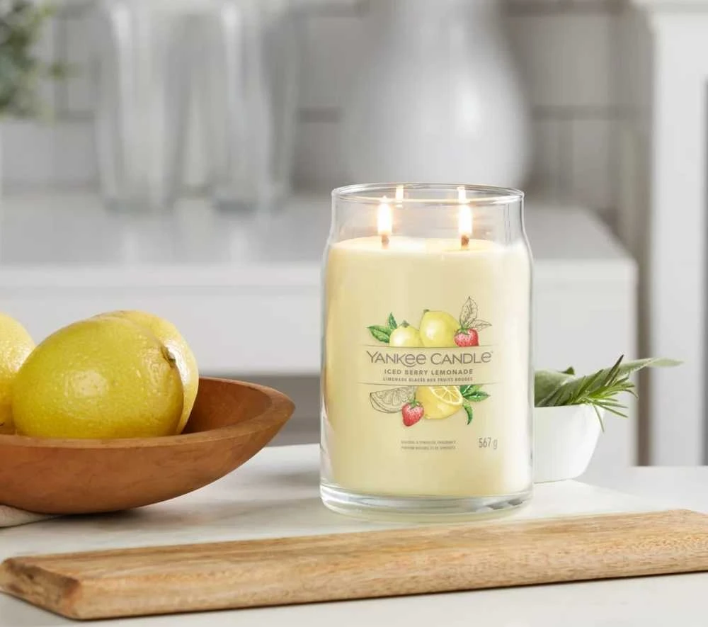Yankee Candle Aromatinė žvakė Signature didelė stiklinė Iced Berry Lemonade 567 g