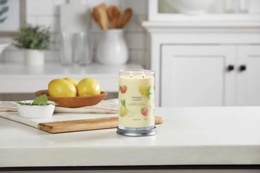 Yankee Candle Aromatinė žvakė Signature tumbler Iced Berry Lemonade 567 g