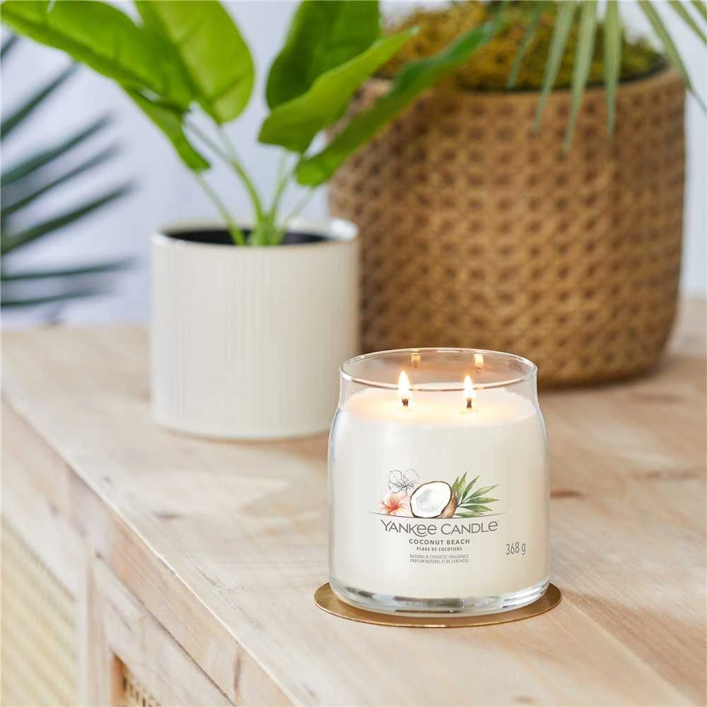 Yankee Candle Aromatinė žvakė Signature glass medium Coconut Beach 368 g