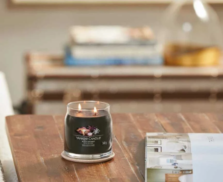 Yankee Candle Aromatinė žvakė Signature glass medium Juodas Coconut 368 g