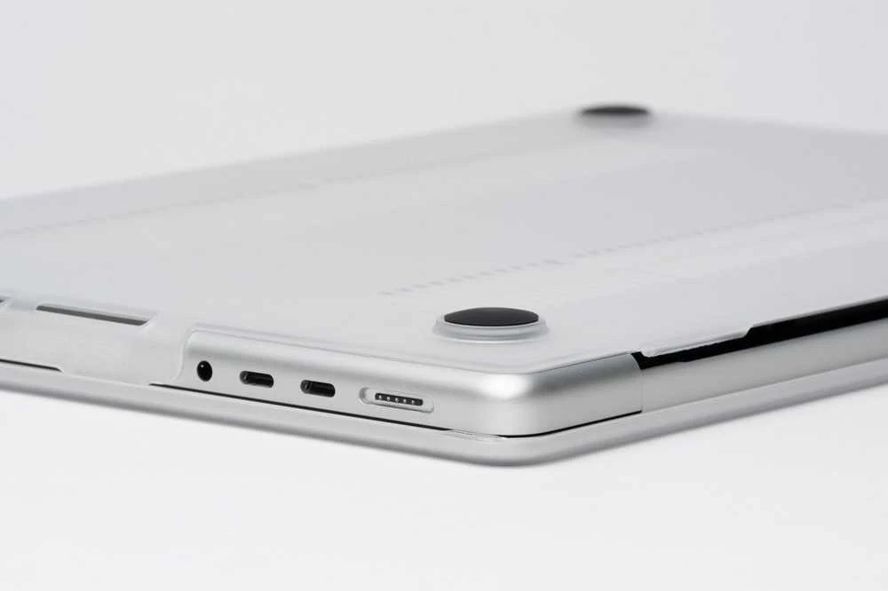 Carruzzo Zagg Hardshell do MacBook Pro 14" M1 / M2 / M3 / M4 clear