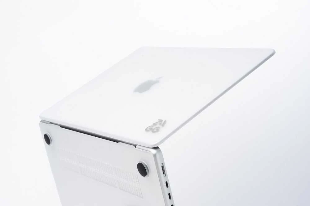 Zagg „Hardshell“ dėklas, skirtas MacBook Air 13" M2 (2022) / M3 (2024) / M4 (2025), permatomas