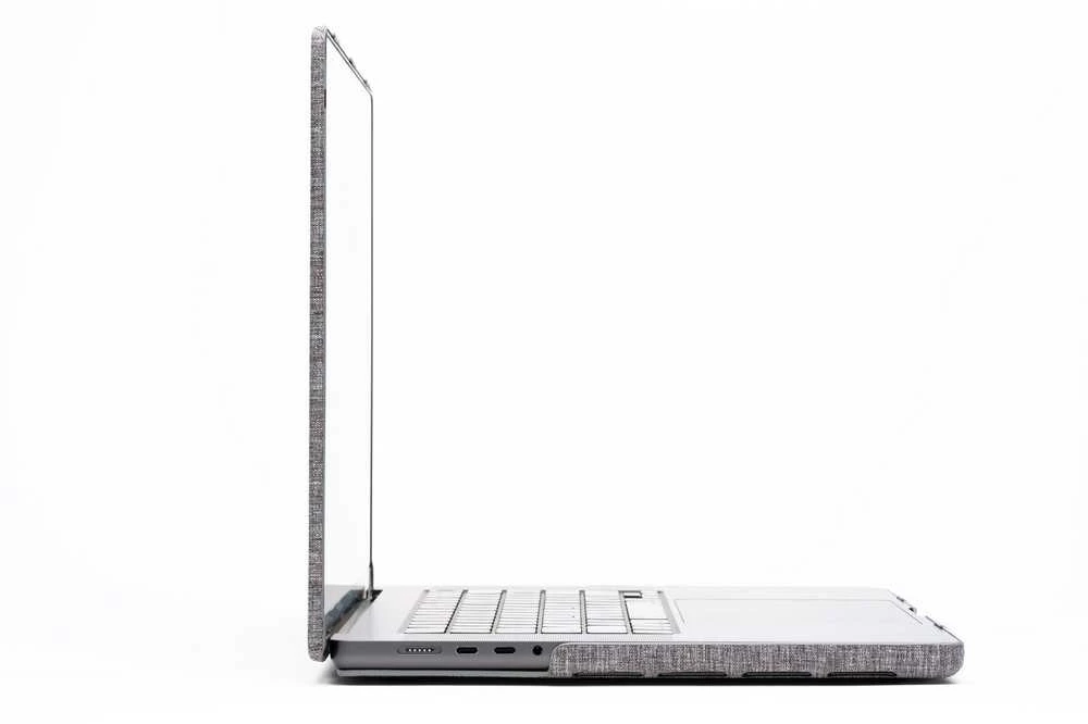 Zagg Hardshell do MacBook Air 13" M2 (2022) / M3 (2024) / M4 (2025) smoke