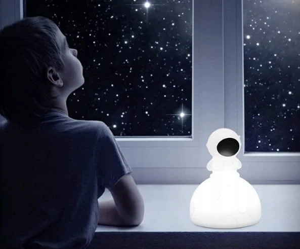 Zenwire VAIKŲ ASTRONAUTO NAKTINĖ LEMPUTĖ Spalvinga SILIKONINĖ LED RGB su nuotolinio valdymo pultu