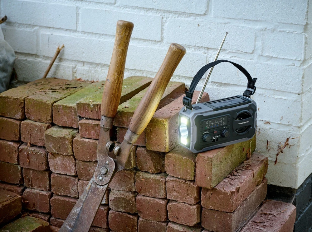 Thomson RT280G – daugiafunkcis FM/AM radijas ir 8000 mAh talpos išorinė baterija