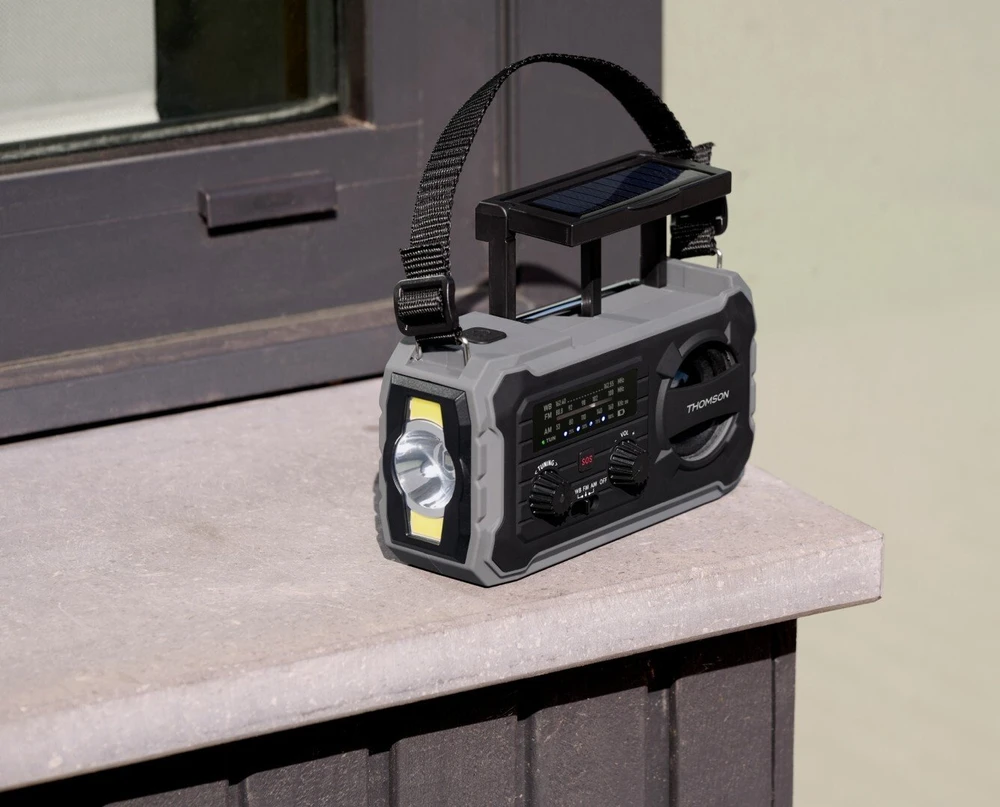 Thomson RT280G – daugiafunkcis FM/AM radijas ir 8000 mAh talpos išorinė baterija