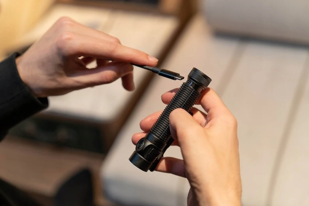 OLIGHT Taschenlampe Baton 4 Pro
