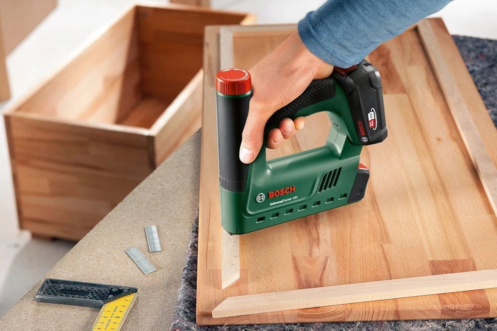 Bosch Akumuliatorinis segiklis UniversalTacker18V-14 be akumuliatoriaus ir kroviklio