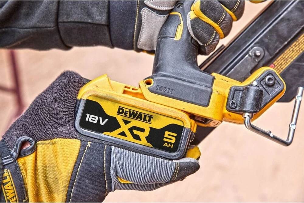 DeWalt Akumuliatorinė viniakalė DCN930P2, 18 V, 2x5,0 Ah,  50–90 mm