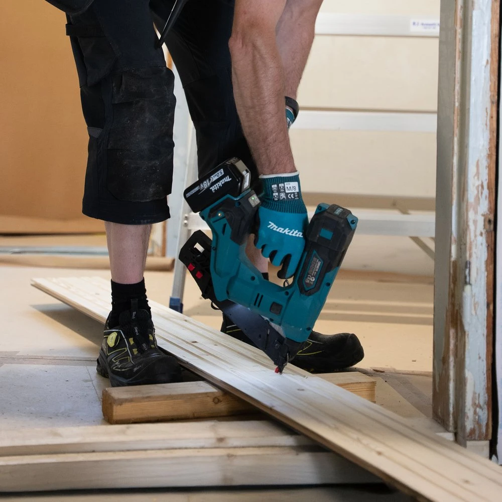 MAKITA DBN610 viniakalė darbo procese