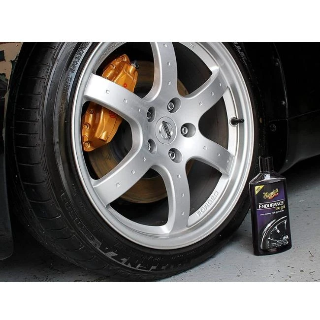 Meguiars Endurance gelis prie automobilio rato