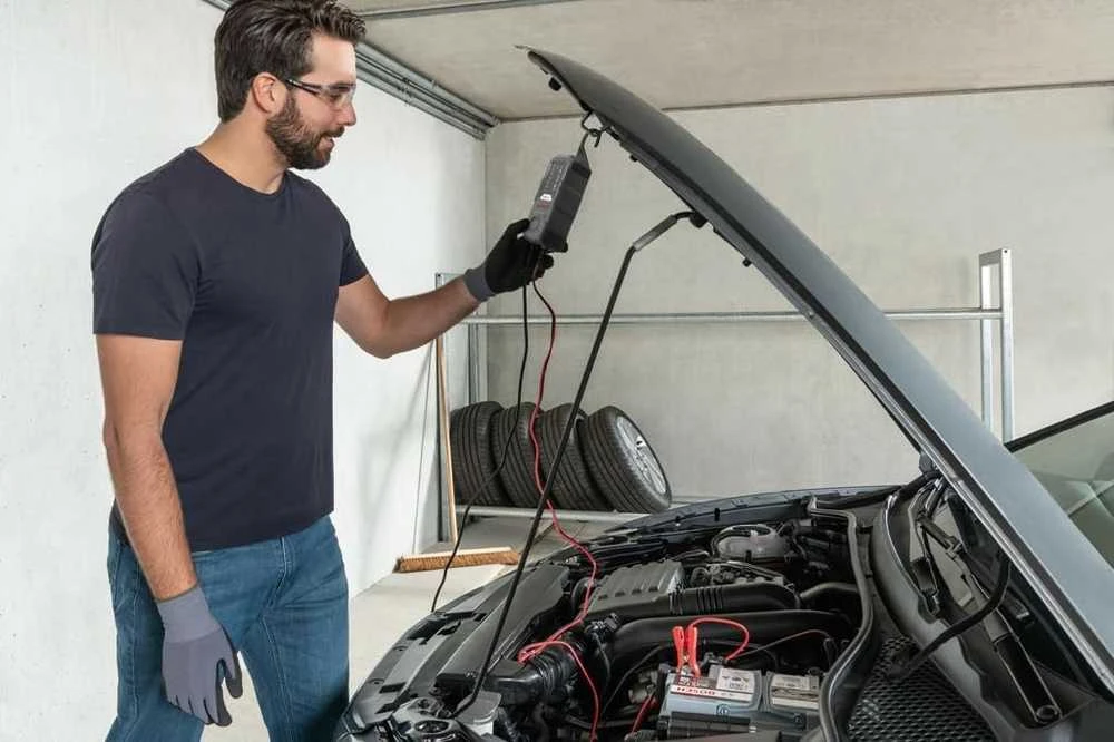 Automatinis akumuliatoriaus įkroviklis Bosch C30 I 0189911030