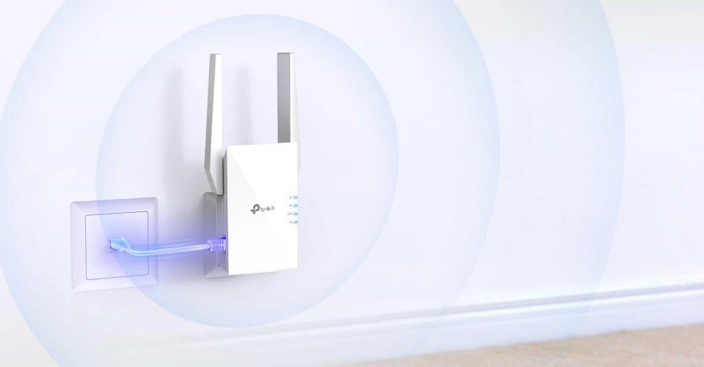 TP-LINK AX1500 „Wi-Fi 6“ diapazono plėtiklis „Broadcom 1.5GHz“ trijų branduolių procesorius, 2 išorinės antenos, jungiamas prie sienos.