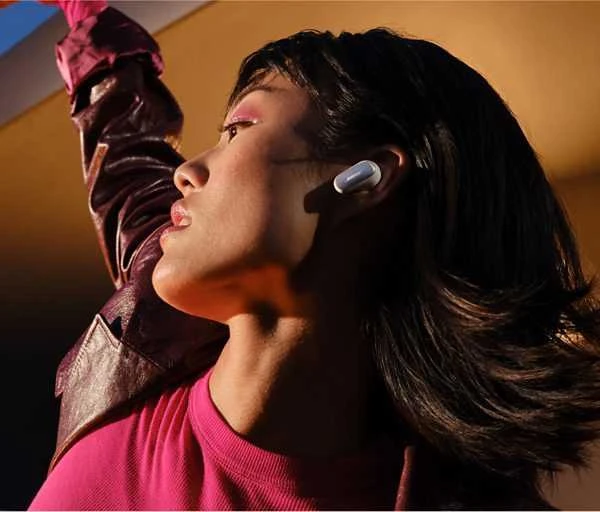 Bose QuietComfort Ultra ausinės, merginai ausyse
