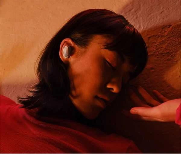 Bose QuietComfort Ultra ausinė moters ausyje