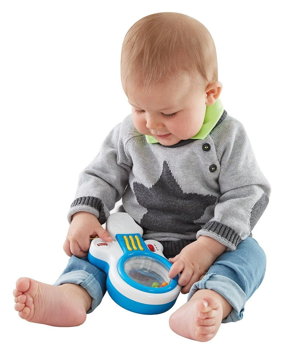 Fisher Price gitara barškutis kūdikio rankose