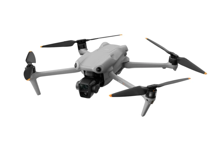 Dronas DJI Air 3 Fly More Combo su DJI RC-N2 valdymo pultu