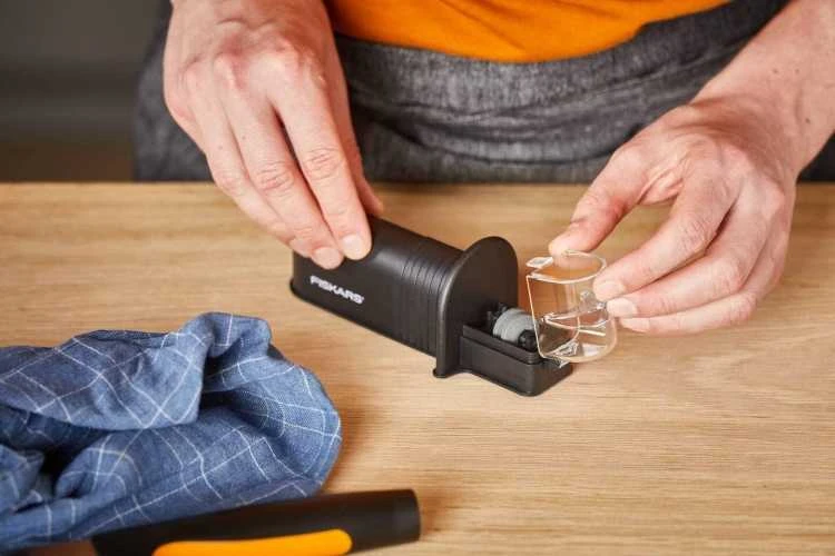 Galąstuvas peiliams Fiskars Essential Roll Sharp 1023811