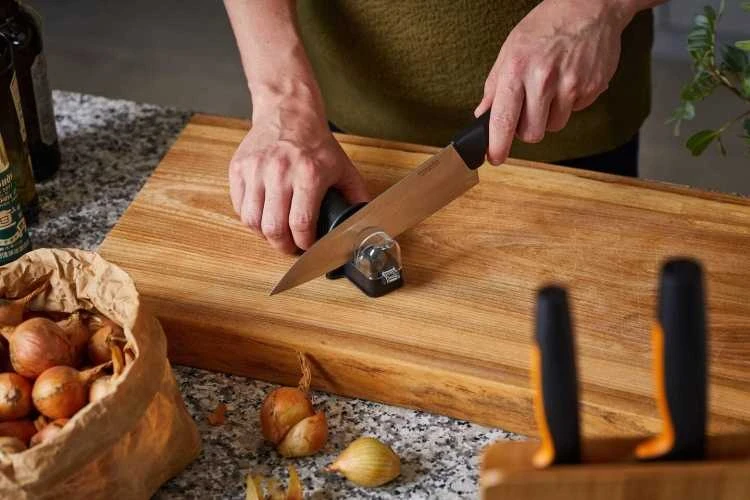 Galąstuvas peiliams Fiskars Essential Roll Sharp 1023811