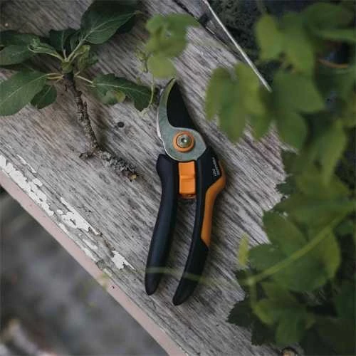 Fiskars Solid™ sekatorius prasilenkiančiais ašmenimis M (P321)