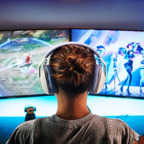 Žaidimų ausinės Logitech G435 Lightspeed, baltos/alyvų spalvos