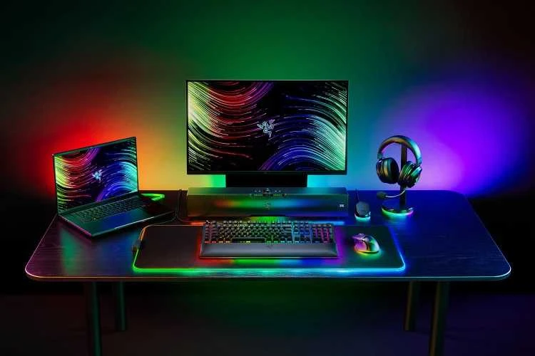 RAZER BlackWidow V4 Pro laidinė mechaninė klaviatūra (Geltona switch, US)