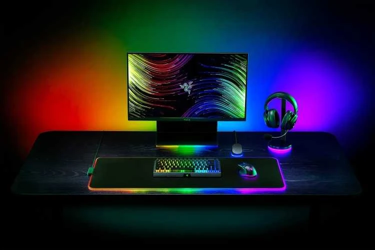 Razer | Strider Chroma Pelės kilimėlis | Pelės kilimėlis | 900 x 370 x 4 mm | Juodas