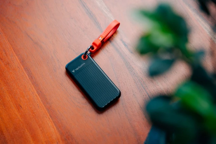 Kietasis diskas Verbatim Dysk SSD 1TB - USB 3.2 gen.2 juodos ir raudonos spalvos 32192