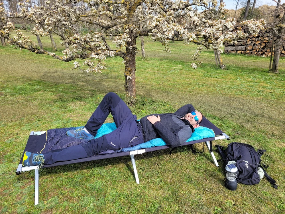 Sulankstomas gultas BasicNature Alu-Campbed, 210x66cm, Juodas