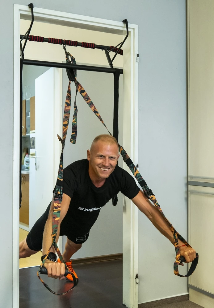 Durų staktos skersinis su treniruočių diržais inSPORTline HR5003 70–92cm (iki 200kg)