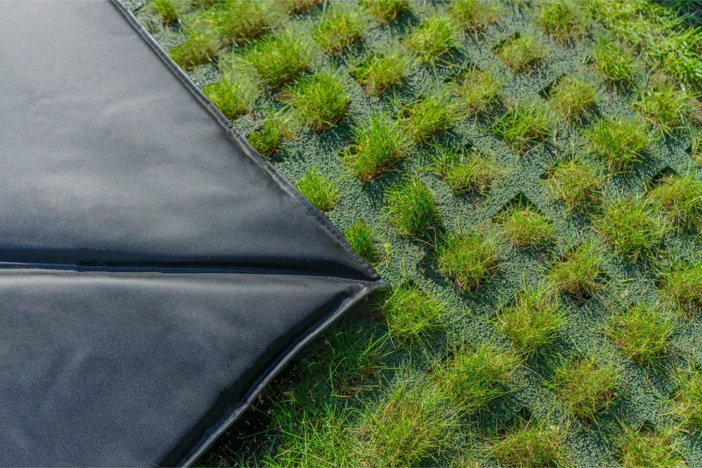 EXIT Dynamic įleidžiamas batutas 244x427 cm su Freezone apsauginėmis plytelėmis, juodas