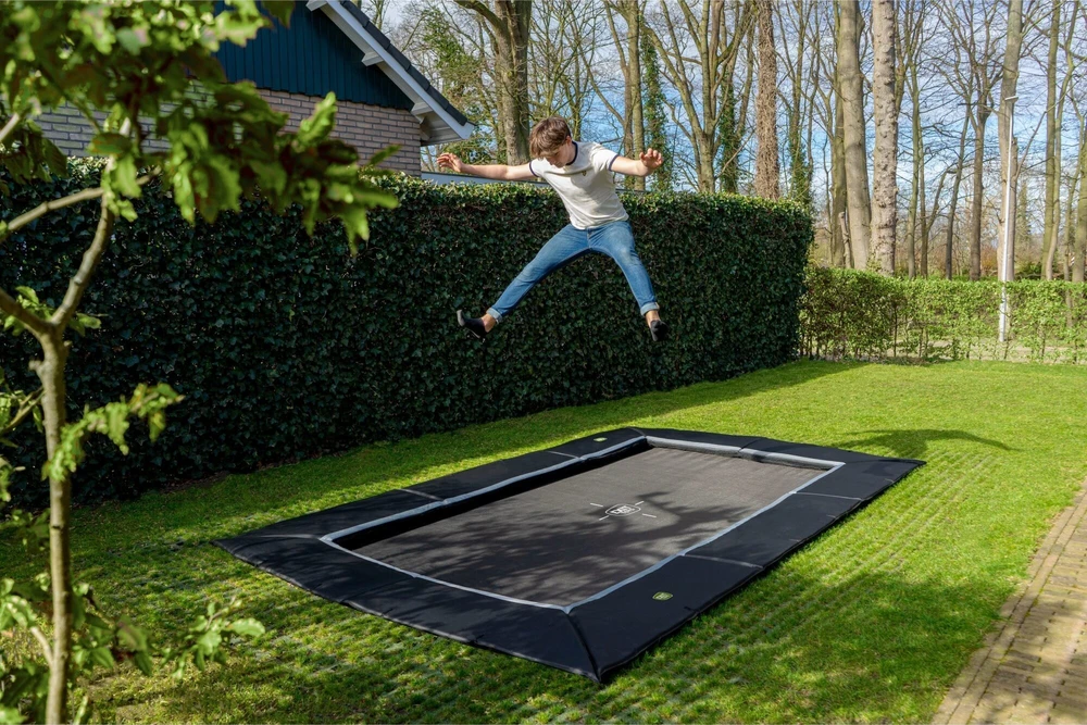 EXIT Dynamic įleidžiamas batutas 275x458 cm su Freezone apsauginėmis plytelėmis – juodas