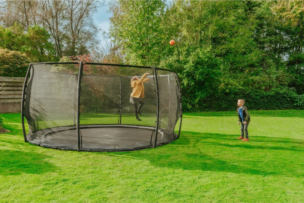 EXIT Dynamic įleidžiamas į žemę batutas ø427 cm su apsauginiu tinklu, juodas