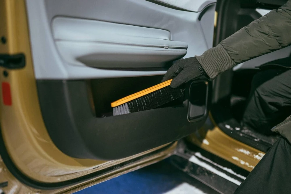 FISKARS X-SERIES TELESKOPINIS SNIEGO VALYMO ŠEPETYS IR GRANDIKLIS