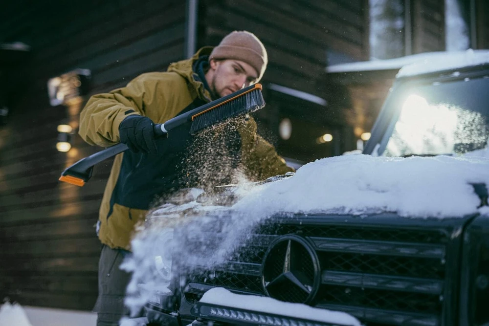 FISKARS X-SERIES TELESKOPINIS SNIEGO VALYMO ŠEPETYS IR GRANDIKLIS