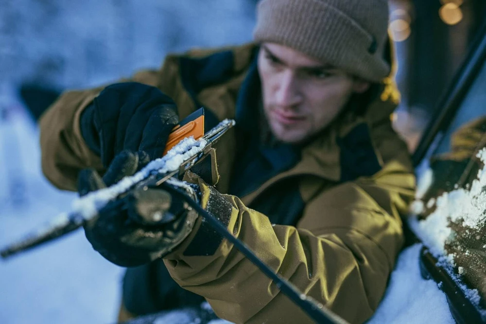 FISKARS X-SERIES TELESKOPINIS SNIEGO VALYMO ŠEPETYS IR GRANDIKLIS